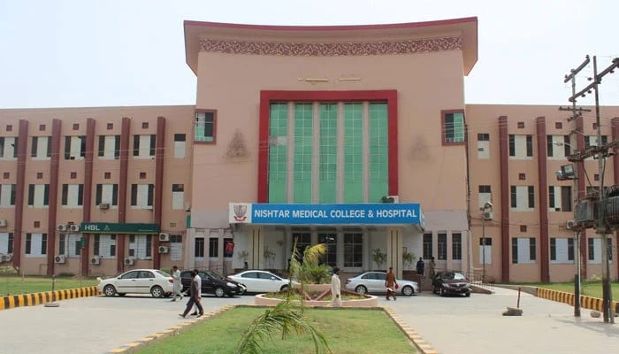 Suspension de neuf médecins après une opération sans dépistage VIH à l’hôpital Nishtar