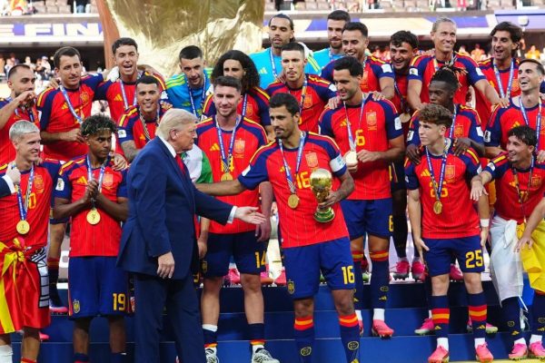Trump s’invite dans la photo des champions du monde sous les huées au MetLife Stadium