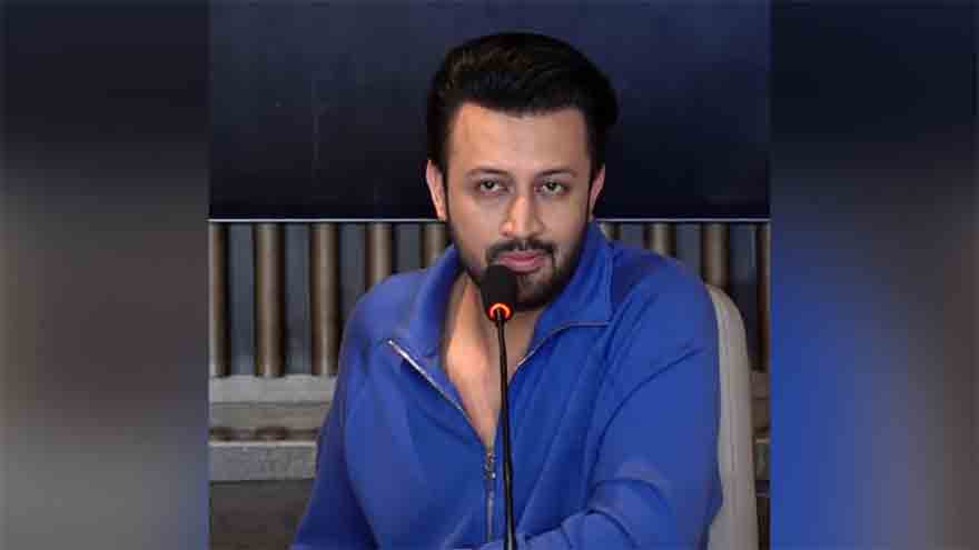 Atif Aslam se confie : luttes créatives, véritable sens d’« Aadat » et retour à la musique indépendante