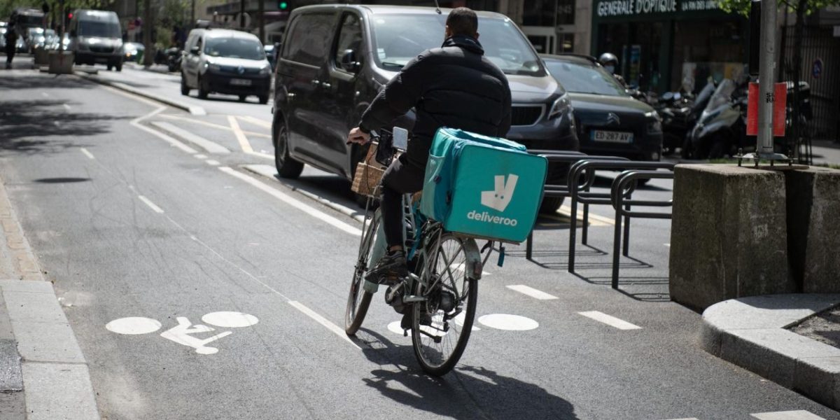 Un cycliste poignardé au cou par un automobiliste à Paris après un accès de rage au volant
