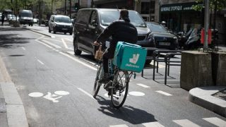 Un cycliste poignardé au cou par un automobiliste à Paris après un accès de rage au volant