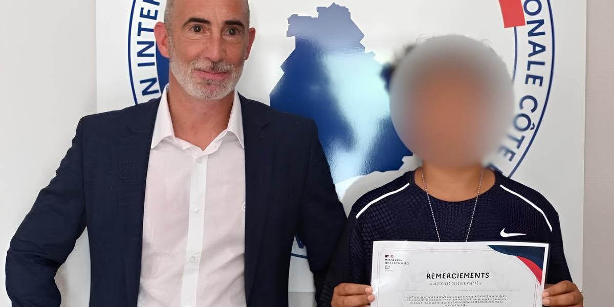 Honnêteté récompensée : un garçon de 11 ans retrouve 800 euros cachés dans un buisson un an plus tard