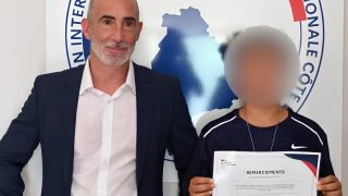 Honnêteté récompensée : un garçon de 11 ans retrouve 800 euros cachés dans un buisson un an plus tard
