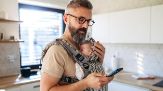 Congé de naissance en France : Retards de paiement et confusion, le nouveau dispositif fait polémique
