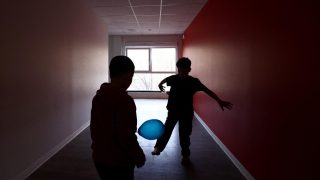 La France compte 2 355 enfants sans abri avant la rentrée, en hausse de 9 % en un an