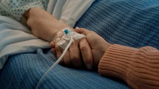 Loi française sur la fin de vie : un soulagement pour les familles face à la maladie de Charcot