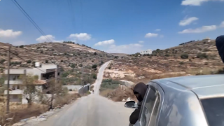 Des colons israéliens masqués attaquent une équipe de NBC News en Cisjordanie occupée