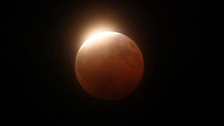 Éclipse lunaire partielle : un spectacle rougeâtre éblouit le sud-ouest de la France et le monde
