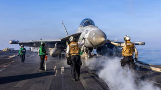Trump impose le retour des catapultes à vapeur sur les porte-avions américains