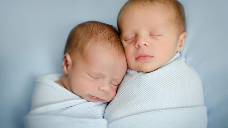 Une Australienne donne naissance à des jumeaux de pères différents dans une affaire rarissime