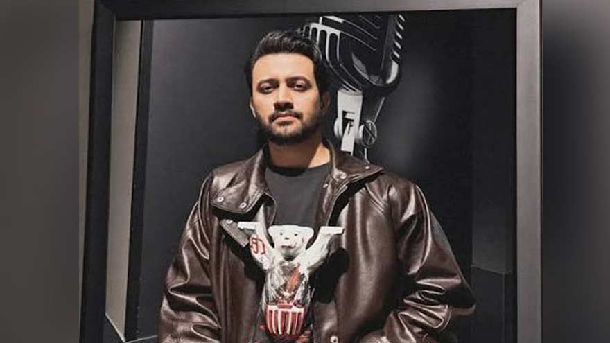 Atif Aslam honoré d'un Berlin Buddy Bear après son concert à l'Uber Arena