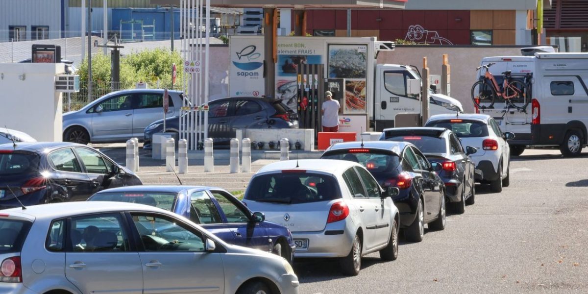 Carburants : le gouvernement veut instaurer une « règle d'or » pour redistribuer la TVA