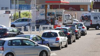 Carburants : le gouvernement veut instaurer une « règle d'or » pour redistribuer la TVA