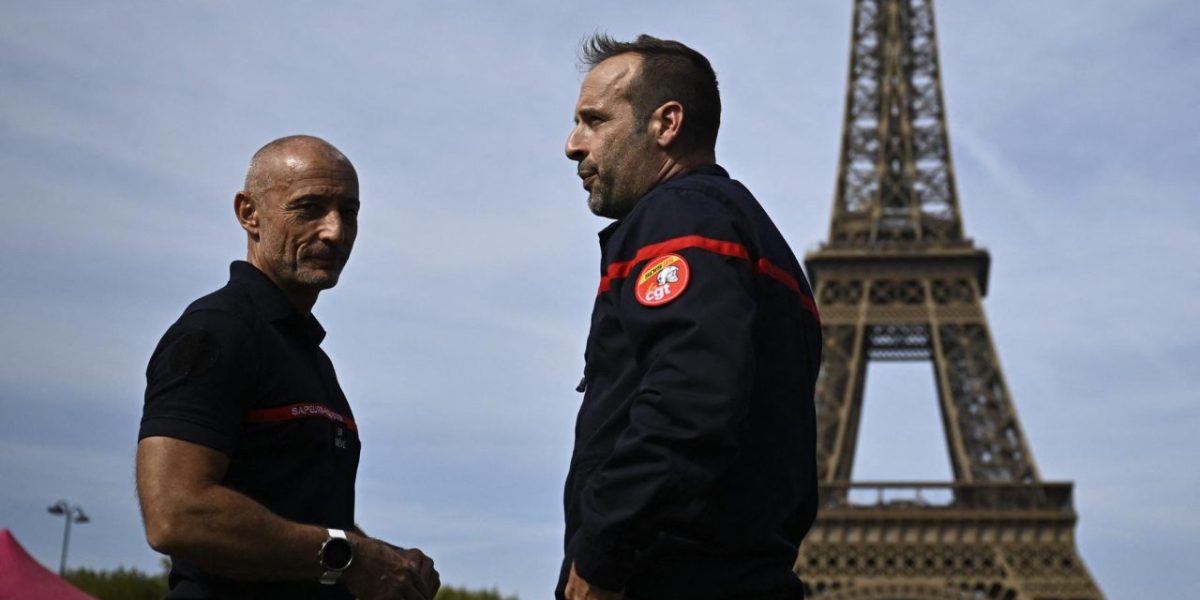 Les pompiers français installent un camp au pied de la tour Eiffel pour réclamer de meilleures conditions de travail