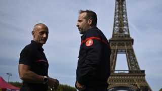 Les pompiers français installent un camp au pied de la tour Eiffel pour réclamer de meilleures conditions de travail