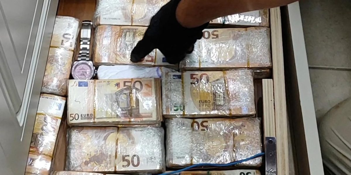 Naples : 3 millions d'euros et un arsenal découverts dans les murs d'une maison