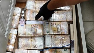 Naples : 3 millions d'euros et un arsenal découverts dans les murs d'une maison