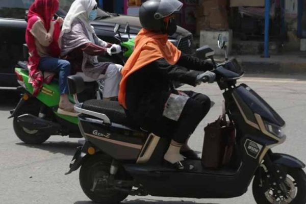 Le KP approuve des scooters électriques gratuits pour les femmes à Peshawar