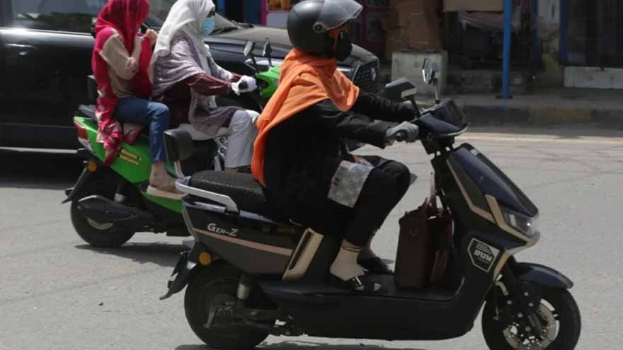 Le KP approuve des scooters électriques gratuits pour les femmes à Peshawar