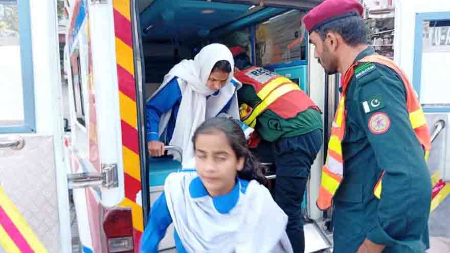 Murree : un van scolaire chute et prend feu, dix enfants blessés
