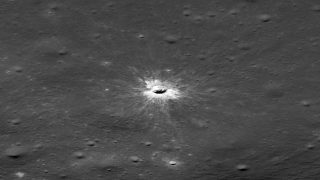 Un cratère géant récemment formé découvert sur la Lune grâce à une sonde de la NASA