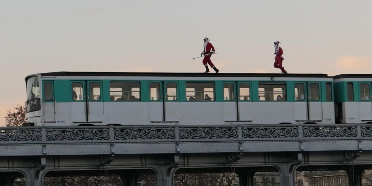 Un jeune homme filmé sur le toit d’un métro parisien en marche, l’acte provoque l’indignation