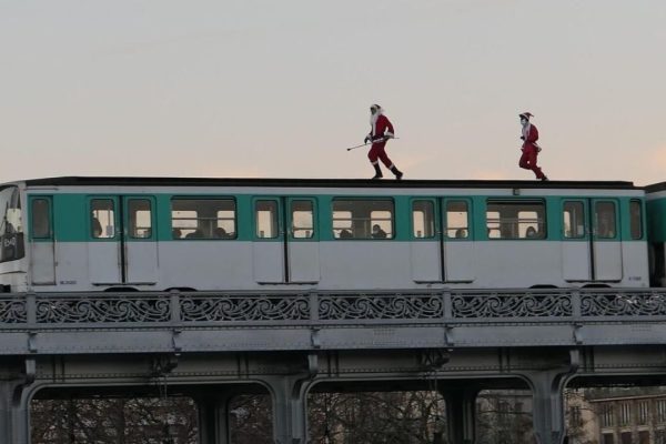 Un jeune homme filmé sur le toit d’un métro parisien en marche, l’acte provoque l’indignation