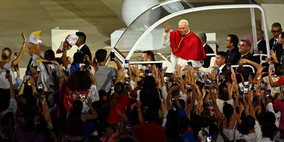 Le pape Léon XIV devant 80 000 jeunes à Paris : « Vous êtes les saints de France !