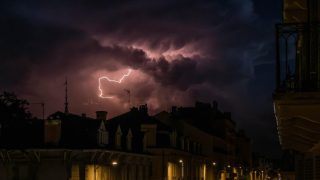 Alerte rouge dans le sud de la France : pluies diluviennes et crues menacent l'Hérault et le Gard