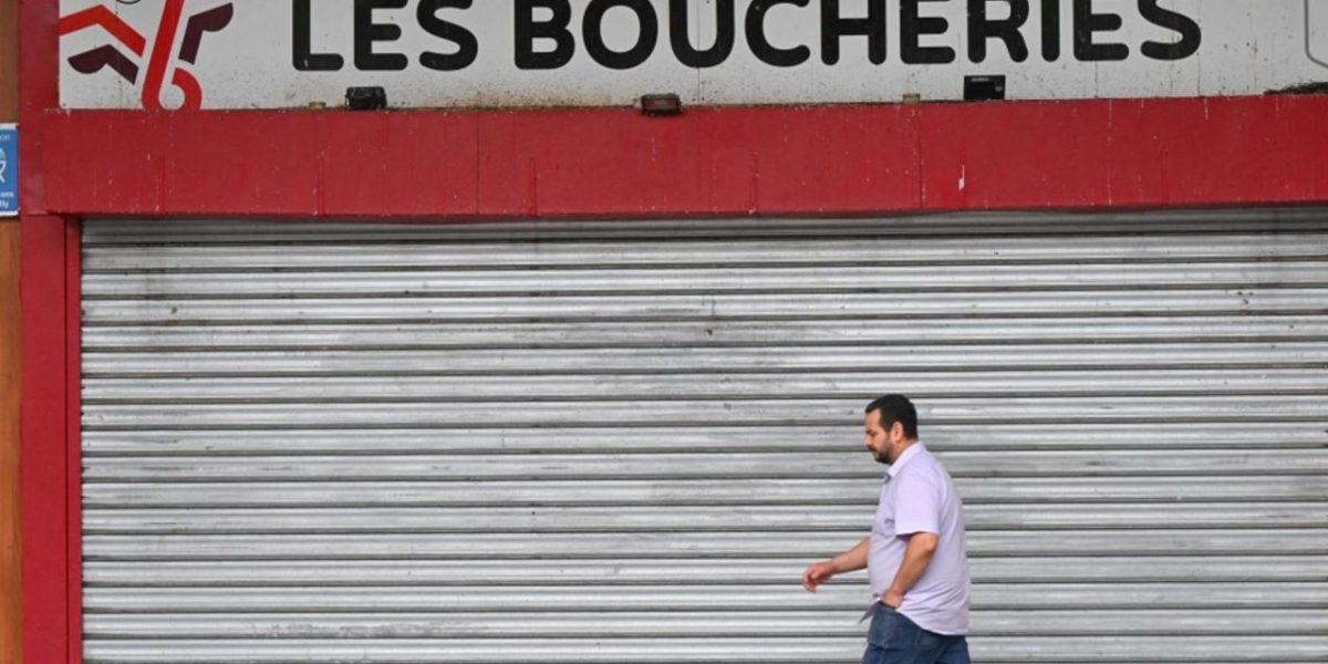 Six bouchers mis en examen après une épidémie d'E. coli ayant causé la mort d'une fillette de 11 ans