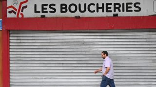 Six bouchers mis en examen après une épidémie d'E. coli ayant causé la mort d'une fillette de 11 ans