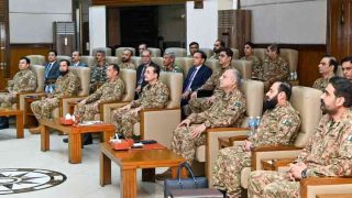 Le chef de l'armée pakistanaise promet une défaite totale du terrorisme lors de sa visite à Peshawar