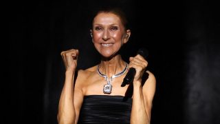 Céline Dion chute et oublie des paroles lors d'un concert émouvant à Paris
