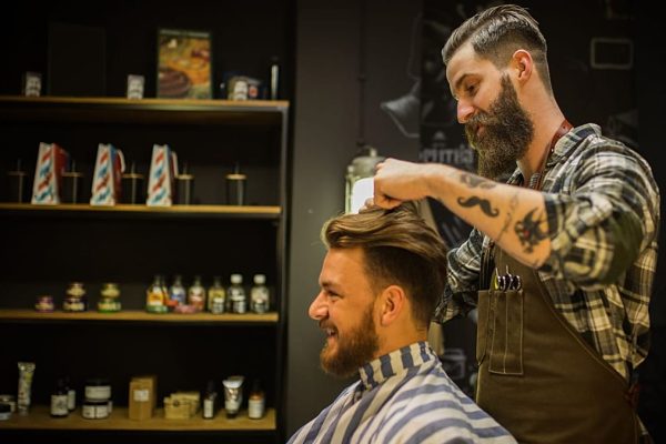 Santé mentale des hommes : barbershops et nature, nouvelles pistes en Europe