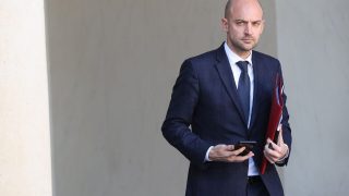La France condamne une attaque « odieuse » des Houthis contre l'aéroport de Riyad