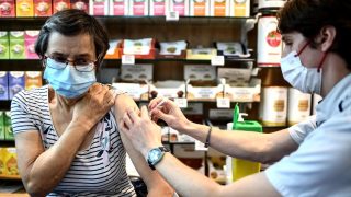 La France lance simultanément les campagnes de vaccination contre la grippe et le Covid-19