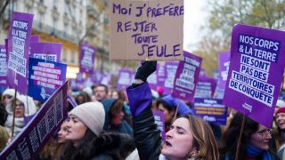 Loi sur les violences sexuelles : le mouvement féministe divisé après l'adoption du texte