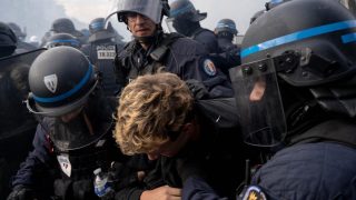 France : 6 800 interpellations d'étudiants suscitent la crainte d'une répression policière inédite