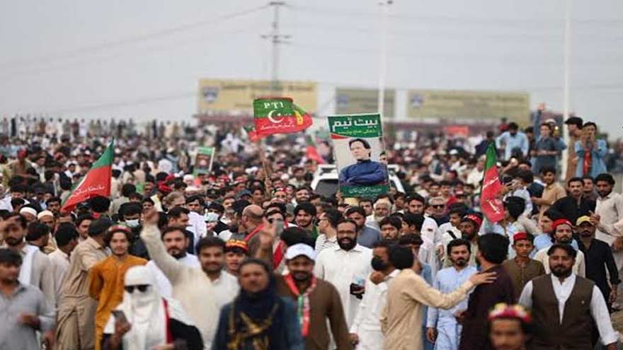 Le long marche du PTI entre dans Charsadda pour son septième jour