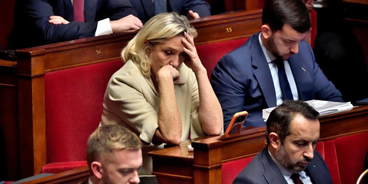 Le Pen réclame la démission de Ferrand après son rejet du référendum
