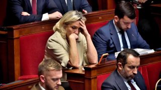 Le Pen réclame la démission de Ferrand après son rejet du référendum