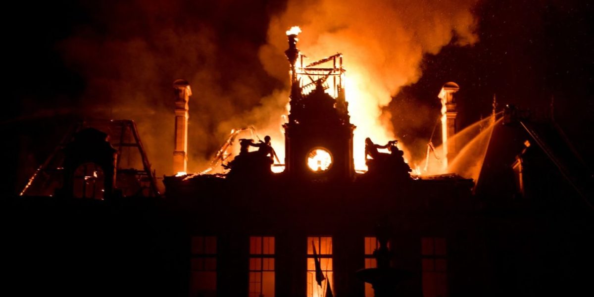 Incendie de la mairie de Limoges : un suspect interpellé, le beffroi s'effondre