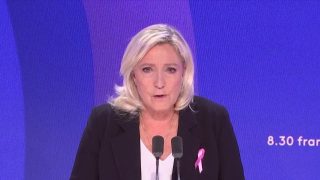 Le Pen dénonce un État "qui s'effondre", le gouvernement cherche une sortie de crise