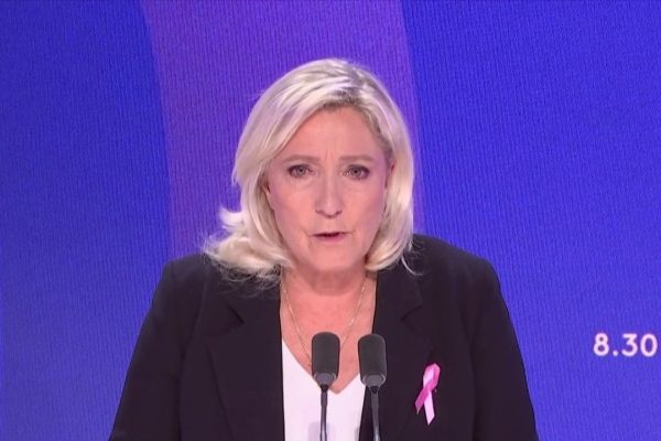 Le Pen dénonce un État « qui s&rsquo;effondre », le gouvernement cherche une sortie de crise