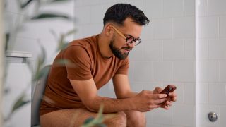Weaponized Pooping » : que font vraiment les hommes aux toilettes ?