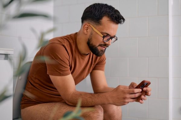 Weaponized Pooping » : que font vraiment les hommes aux toilettes ?