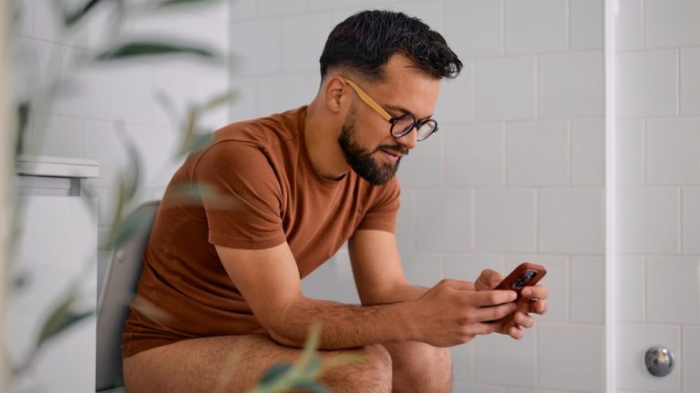 Weaponized Pooping » : que font vraiment les hommes aux toilettes ?