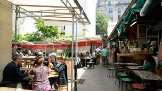 Paris : le plus vieux marché couvert de la capitale détruit par un incendie nocturne