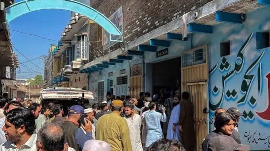 Peshawar : le gouverneur du KP ordonne une enquête rapide après l'effondrement d'une école