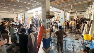 Effondrement d'un toit d'école à Peshawar : 35 morts, une famille enterre cinq enfants